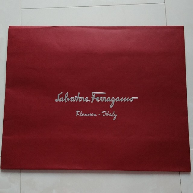 Salvatore Ferragamo(サルヴァトーレフェラガモ)のフェラガモ　紙袋 レディースのバッグ(ショップ袋)の商品写真