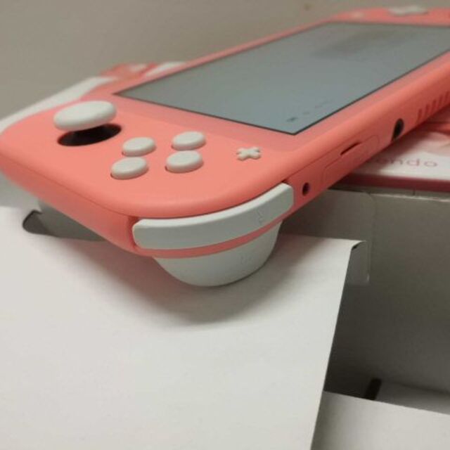 Nintendo Switch(ニンテンドースイッチ)のNintendo Switch Lite Coral エンタメ/ホビーのゲームソフト/ゲーム機本体(携帯用ゲーム機本体)の商品写真