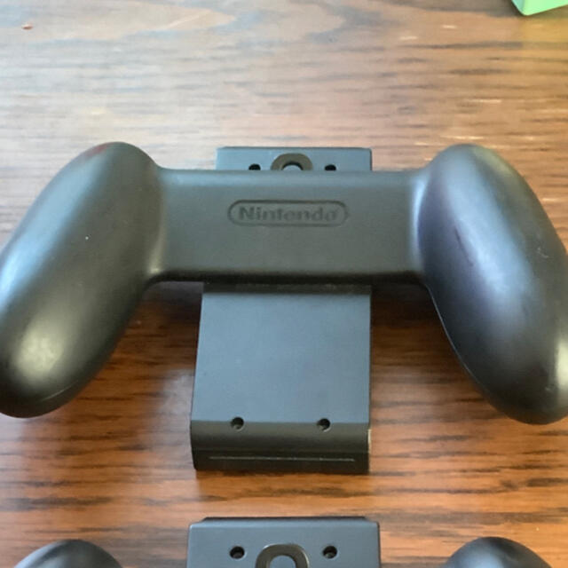 Nintendo Switch(ニンテンドースイッチ)のジョイコングリップ　純正品　ニンテンドースイッチ　Switch 中古 エンタメ/ホビーのゲームソフト/ゲーム機本体(その他)の商品写真