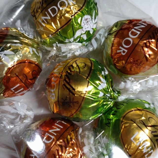 Lindt(リンツ)のリンツ　リンドールチョコレート抹茶・キャラメル各３個　６個入り 食品/飲料/酒の食品(菓子/デザート)の商品写真