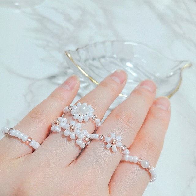 ＼メルティーホワイトカラー／韓国風 ビーズリング 指輪 5点セット ハンドメイドのアクセサリー(リング)の商品写真