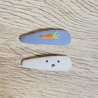 うさぎ　と　にんじん　の　くるみパッチンピン(ファッション雑貨)