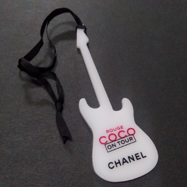 CHANEL(シャネル)の送込 ギター チャーム シャネル ノベルティ 白 coco ストラップ レディースのアクセサリー(チャーム)の商品写真