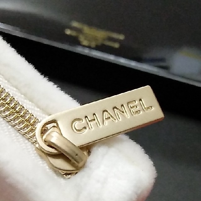 CHANEL(シャネル)のM..様専用 ベロア 白 メイク ポーチ サブリマージュ シャネル しおり  レディースのファッション小物(ポーチ)の商品写真