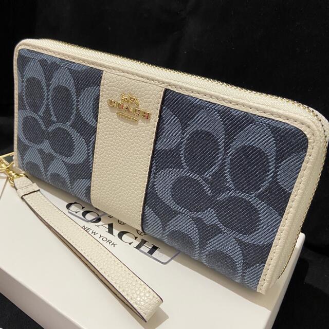 COACH(コーチ)のプレゼントにも❤️2021新作 コーチ ストラップ付 デニム×レザー 長財布 レディースのファッション小物(財布)の商品写真