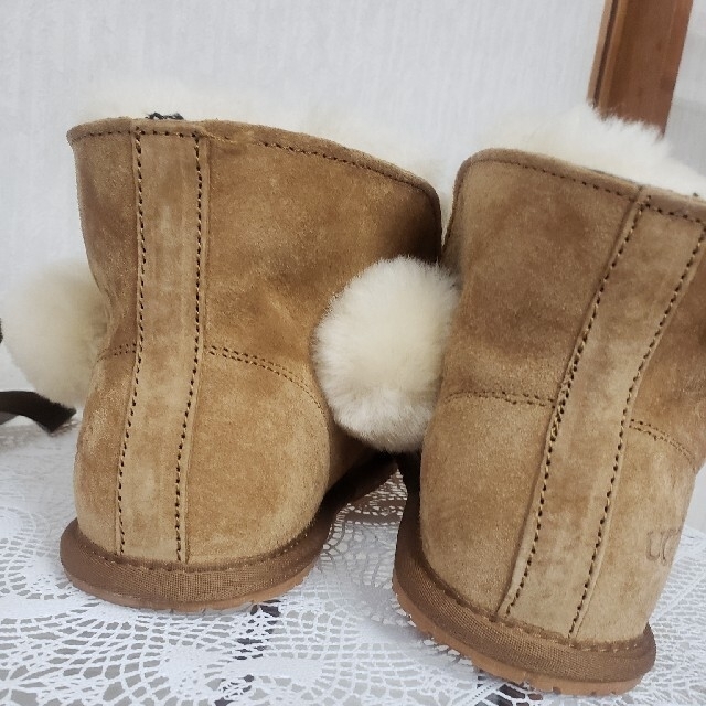 UGG(アグ)のyukko様専用UGGアグ　ムートンショートブーツ　ボンボン　未使用 レディースの靴/シューズ(ブーツ)の商品写真