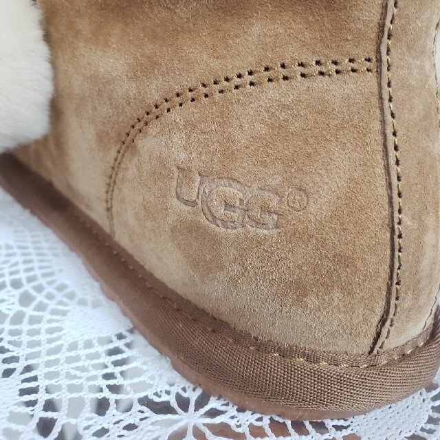 UGG(アグ)のyukko様専用UGGアグ　ムートンショートブーツ　ボンボン　未使用 レディースの靴/シューズ(ブーツ)の商品写真