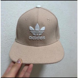 アディダス(adidas)のアディダス  キャップ　ベージュ(キャップ)