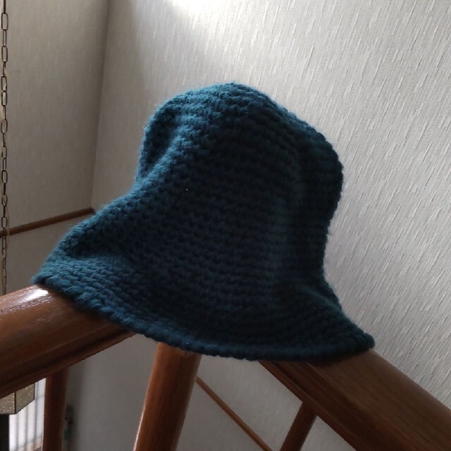 ニット帽✨濃い紺グリーン×青 アースカラー ニット帽 レディースの帽子(ニット帽/ビーニー)の商品写真