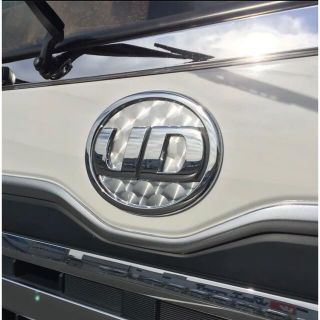 特価❗️ウロコ模様！ＵＤ トラック エンブレムステッカー マグネットタイプ(車外アクセサリ)