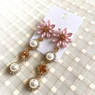 アンダンテ(ANDANTE)のandante  お花　パール3連ピアス(ピアス)