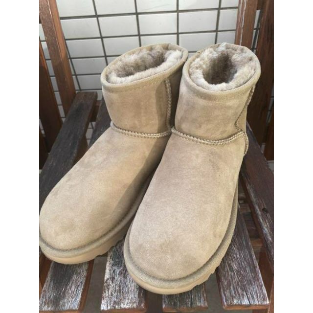 UGG(アグ)のjojo 様　美品✨グレージュ✨22～23✨UGG✨クラシックミニ✨ブーツ✨ レディースの靴/シューズ(ブーツ)の商品写真