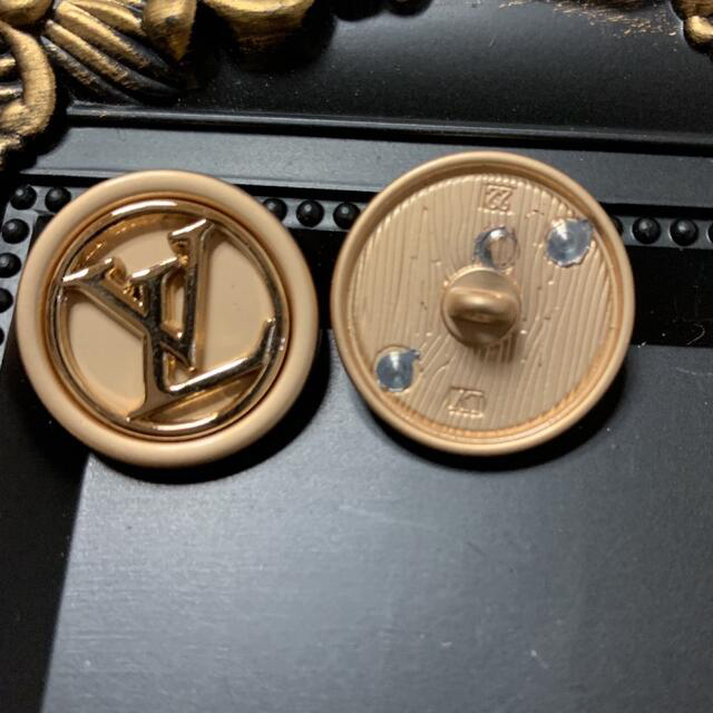 LOUIS VUITTON(ルイヴィトン)のＬＶ　ゴールドロゴ　ヴィンテージボタン　2個 ハンドメイドの素材/材料(各種パーツ)の商品写真