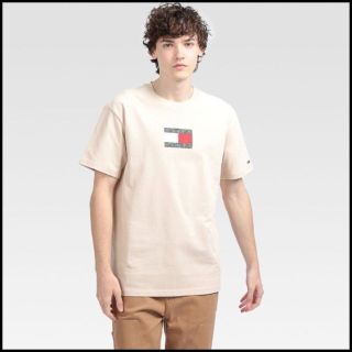 トミーヒルフィガー(TOMMY HILFIGER)のミリタリーの要素をミックスしたカモフラージュフラッグTシャツ アイボリーM(Tシャツ/カットソー(半袖/袖なし))