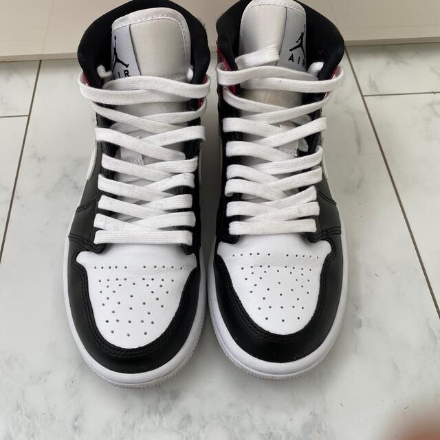 NIKE(ナイキ)のNIKE AIR JORDAN 1 MID BLACK NOBLE RED レディースの靴/シューズ(スニーカー)の商品写真