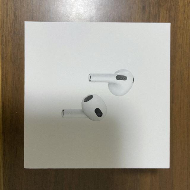 Apple(アップル)の【新品・未開封】2021 AirPods（第3世代）MME73J/A  スマホ/家電/カメラのオーディオ機器(ヘッドフォン/イヤフォン)の商品写真