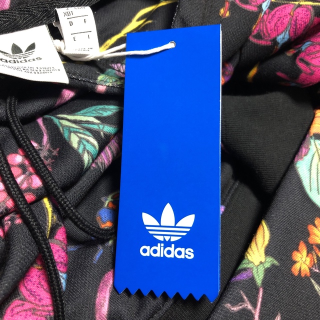 新品タグ付き　adidas フラワー柄パーカー 4