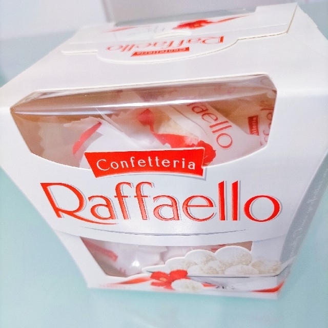 コストコ ラファエロ raffaello ココナッツ チョコ チョコレート 食品/飲料/酒の食品(菓子/デザート)の商品写真