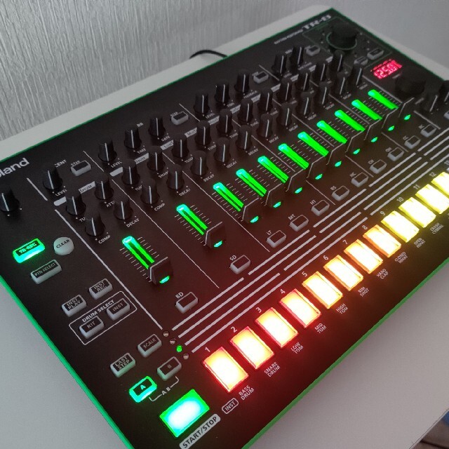 Roland TR-8 1