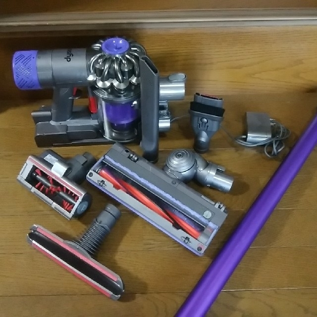 Dyson(ダイソン)のダイソン v6(SV07)ワイドモーターヘッド スマホ/家電/カメラの生活家電(掃除機)の商品写真