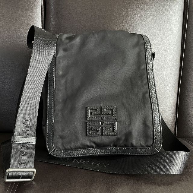 GIVENCHY(ジバンシィ)のジバンシィ ビッグ GG ロゴ レザー ナイロン ショルダー バッグ GG45 メンズのバッグ(ショルダーバッグ)の商品写真