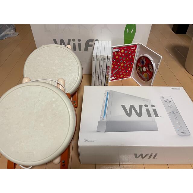 Wii(ウィー)のNintendo Wii RVL-S-WD ソフト6本　fit 太鼓セット エンタメ/ホビーのゲームソフト/ゲーム機本体(家庭用ゲーム機本体)の商品写真