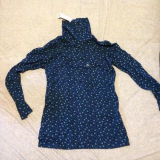 ユニクロ(UNIQLO)の小花柄☆UNIQLOタートルネック新品(カットソー(長袖/七分))