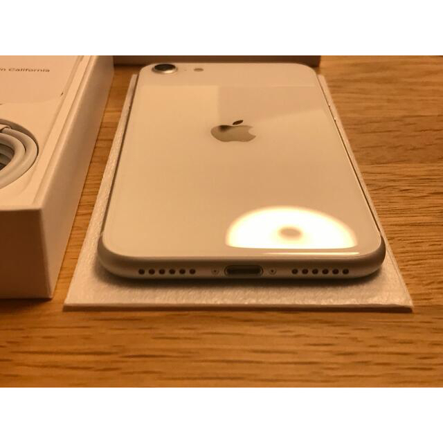 Apple(アップル)のiPhone SE2 ホワイト 64GB 本体 SIMフリー スマホ/家電/カメラのスマートフォン/携帯電話(スマートフォン本体)の商品写真