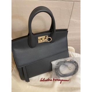 サルヴァトーレフェラガモ(Salvatore Ferragamo)の【新品未使用、今週限定お値下げ】フェラガモ　スタジオ　バッグ(ハンドバッグ)