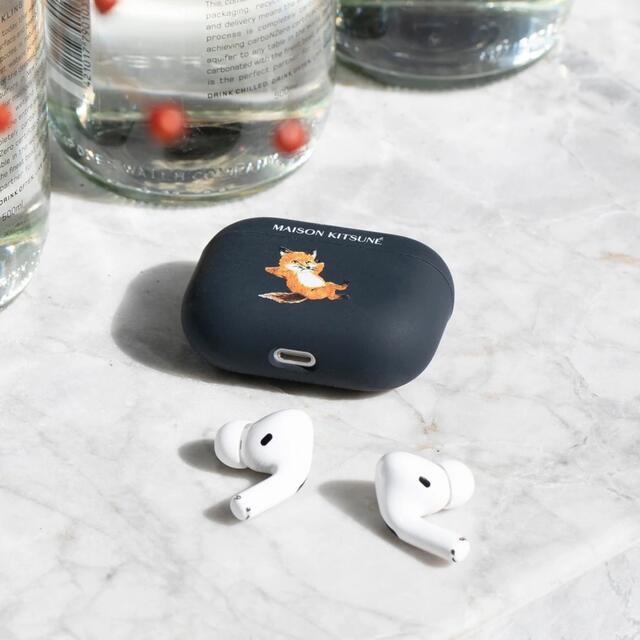 MAISON KITSUNE'(メゾンキツネ)の【新品未使用】メゾンキツネ Chillax AirPods pro ケース スマホ/家電/カメラのオーディオ機器(ヘッドフォン/イヤフォン)の商品写真