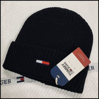 トミーヒルフィガー(TOMMY HILFIGER)のワンポイントのフラッグロゴが目をひくシンプルなニットキャップ　ブラック(ニット帽/ビーニー)