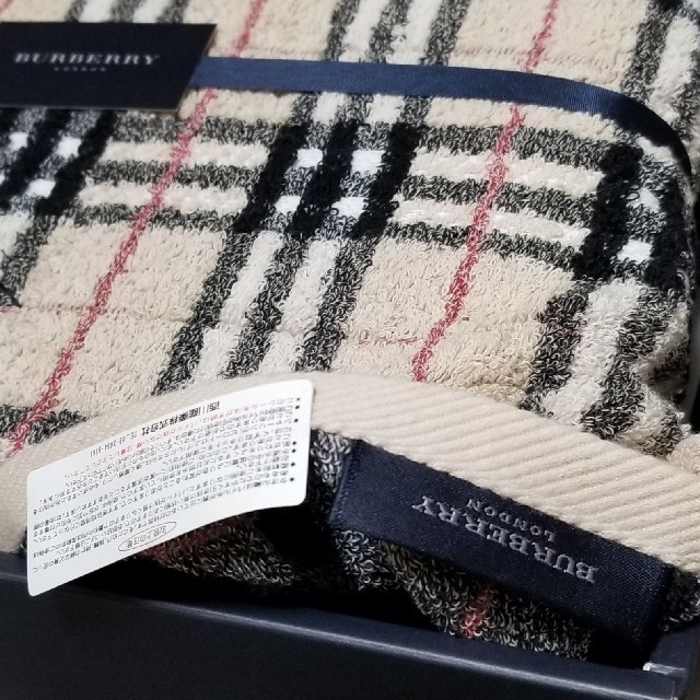 BURBERRY(バーバリー)のBURBERRY バスタオル ノバチェック レッドライン インテリア/住まい/日用品の日用品/生活雑貨/旅行(タオル/バス用品)の商品写真