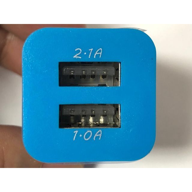 USB２ポート充電器（スカイブルー） スマホ/家電/カメラのスマートフォン/携帯電話(バッテリー/充電器)の商品写真