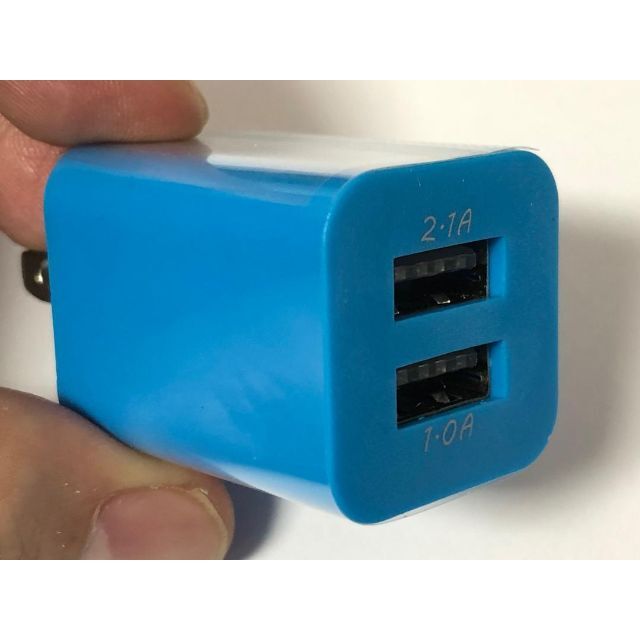 USB２ポート充電器（スカイブルー） スマホ/家電/カメラのスマートフォン/携帯電話(バッテリー/充電器)の商品写真