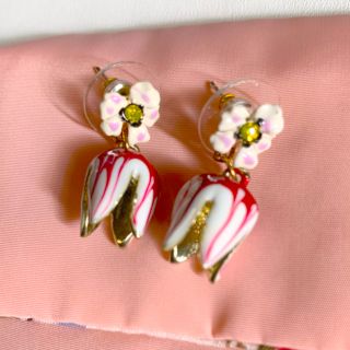 新品　いちごの花　ピアス　チューリップピアス　お花ピアス　エナメルピアス(ピアス)