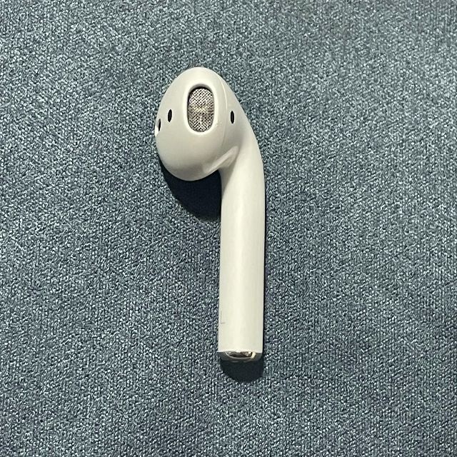 Apple(アップル)のれんれんさん専用　AirPods 第1世代 左耳(L片耳)のみ A1722 スマホ/家電/カメラのオーディオ機器(ヘッドフォン/イヤフォン)の商品写真