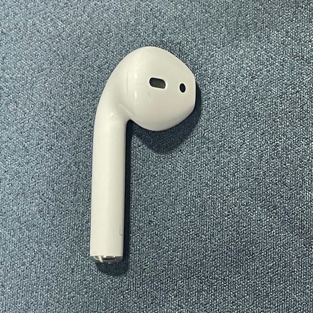 Apple(アップル)のれんれんさん専用　AirPods 第1世代 左耳(L片耳)のみ A1722 スマホ/家電/カメラのオーディオ機器(ヘッドフォン/イヤフォン)の商品写真