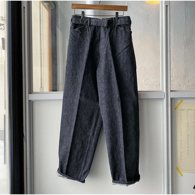 COMOLI - COMOLI 22SS ベルテッドパンツ V01-03001ブラックエクリュの