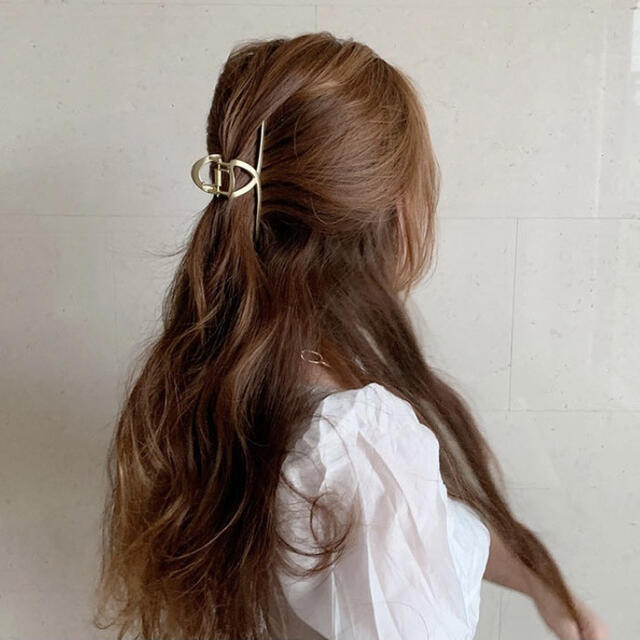 バンスヘアクリップ　人気　大きめ　おしゃれ　韓国　ゴールド　可愛い　アッカ レディースのヘアアクセサリー(バレッタ/ヘアクリップ)の商品写真