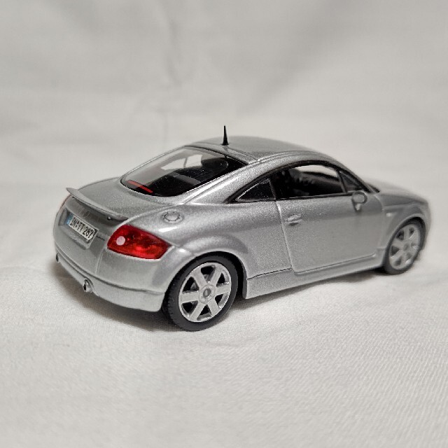 ミニチャンプス 1／43 Audi TT エンタメ/ホビーのおもちゃ/ぬいぐるみ(ミニカー)の商品写真