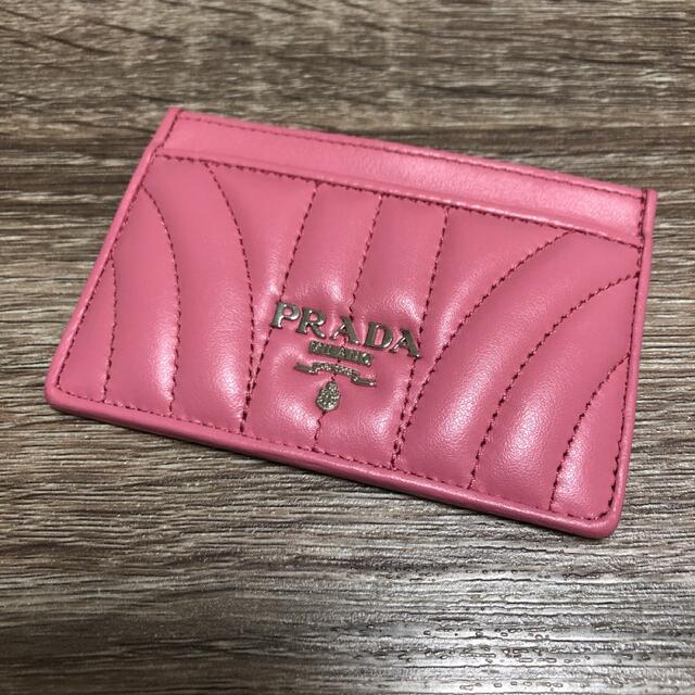 激安特価 PRADA - 美品　プラダ　ロゴ　カードケース　レザー　ピンク 名刺入れ+定期入れ