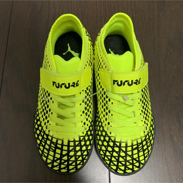 PUMA(プーマ)のPUMAプーマ サッカートレーニングシューズトレシューフューチャー17.0㎝新品 スポーツ/アウトドアのサッカー/フットサル(シューズ)の商品写真