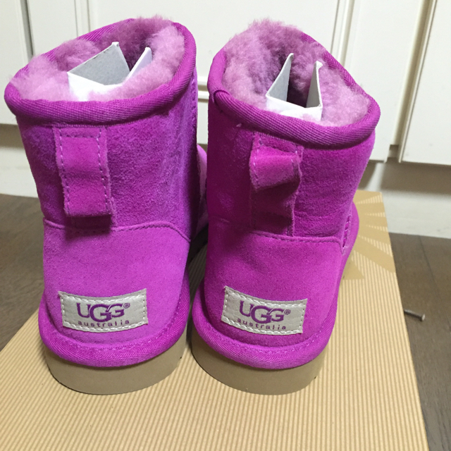 UGG(アグ)の週末セール【新品未使用 】限定色 UGG クラシック ミニ US5 レディースの靴/シューズ(ブーツ)の商品写真