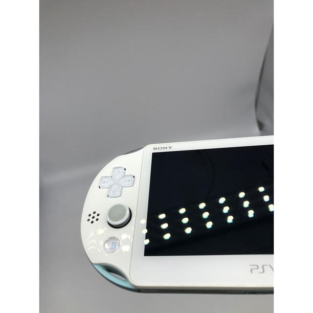 PlayStation Vita Wi-Fiモデル PCH2000 ライトブルー エンタメ/ホビーのゲームソフト/ゲーム機本体(携帯用ゲーム機本体)の商品写真