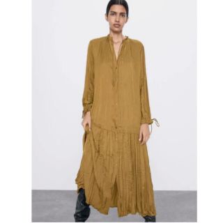 ザラ(ZARA)のみりあ0503様専用　ZARA ザラ　ロングワンピース　しわ加工(ロングワンピース/マキシワンピース)