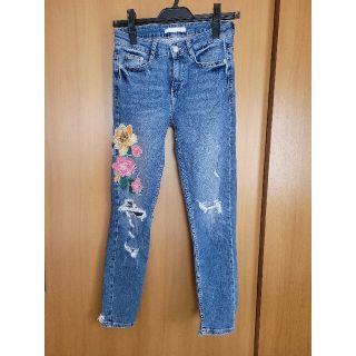 ザラ(ZARA)のZARA　花柄刺繍のデニム(デニム/ジーンズ)