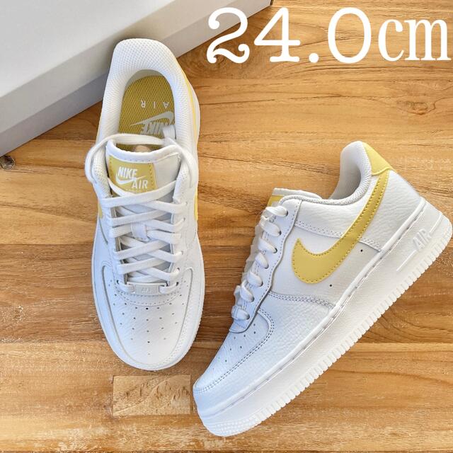 NIKE - 24.0㎝ NIKE エアフォース1 low 07ホワイト イエローの通販 by ...