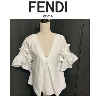 フェンディ(FENDI)のフェンディ　ホワイトフリル　トップス(シャツ/ブラウス(半袖/袖なし))