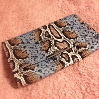 エイチアンドエム(H&M)のヘビ柄クラッチバッグ(クラッチバッグ)