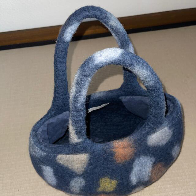 【ena kuam】羊毛フェルト　バック　未使用 レディースのバッグ(ハンドバッグ)の商品写真